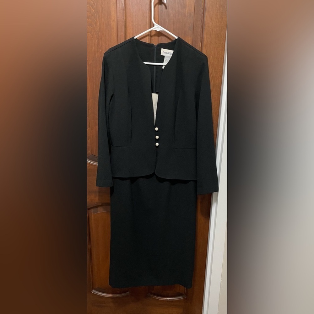Danny &Nicole womenโs size 16P black and white full length one piece dress